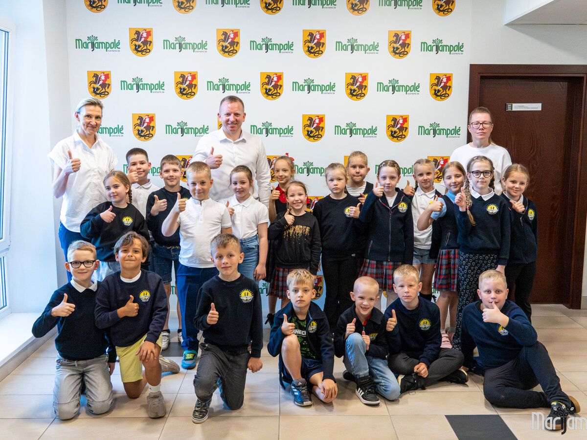 Saulės pradinės mokyklos pirmokai aplankė Marijampolės savivaldybės merą