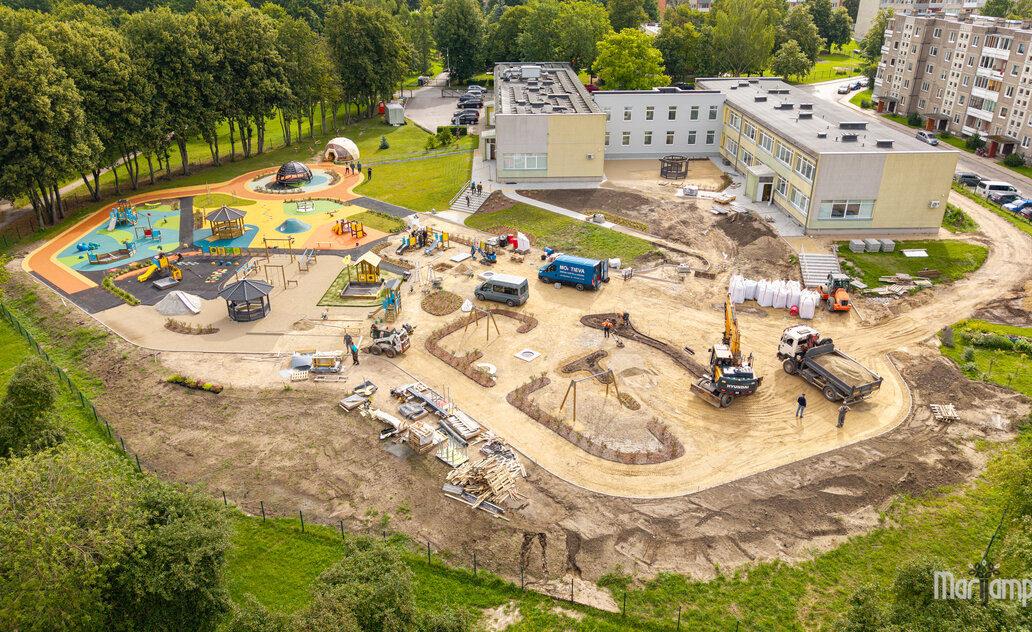 „Žiburėlio“ mokyklos-daugiafunkcio centro teritorija keičiasi iš pagrindų – kuriama erdvė, kurioje kiekvienas vaikas galės augti, pažinti ir džiaugtis