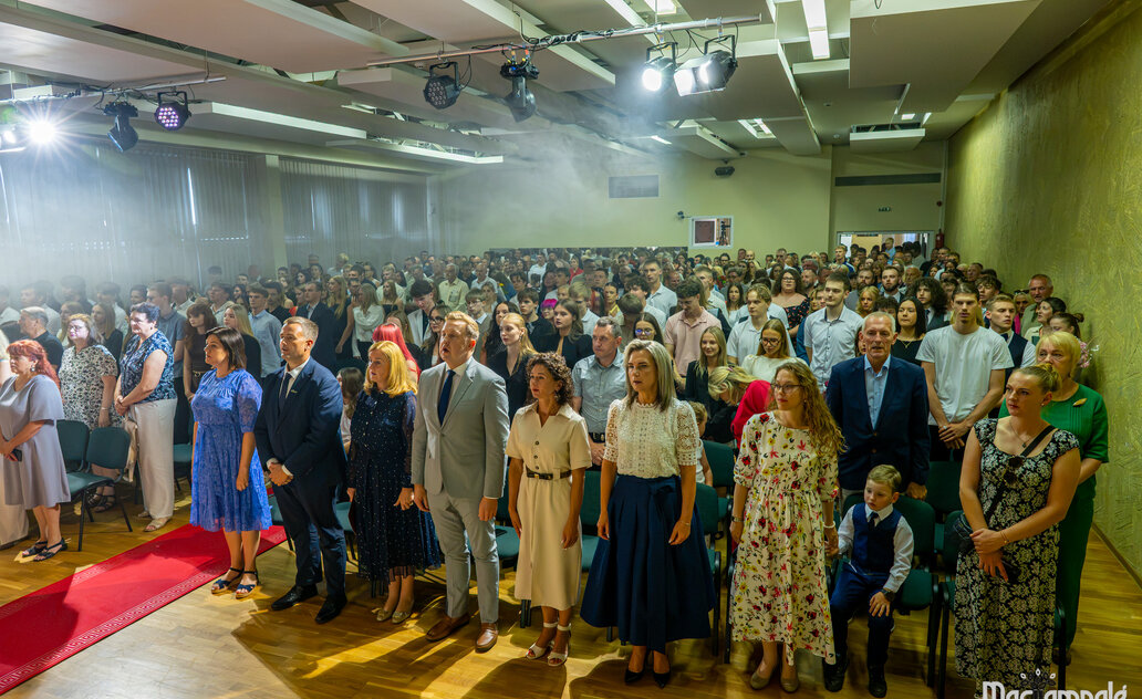 Sūduvos gimnazija į gyvenimą išlydėjo 49-ąją abiturientų laidą