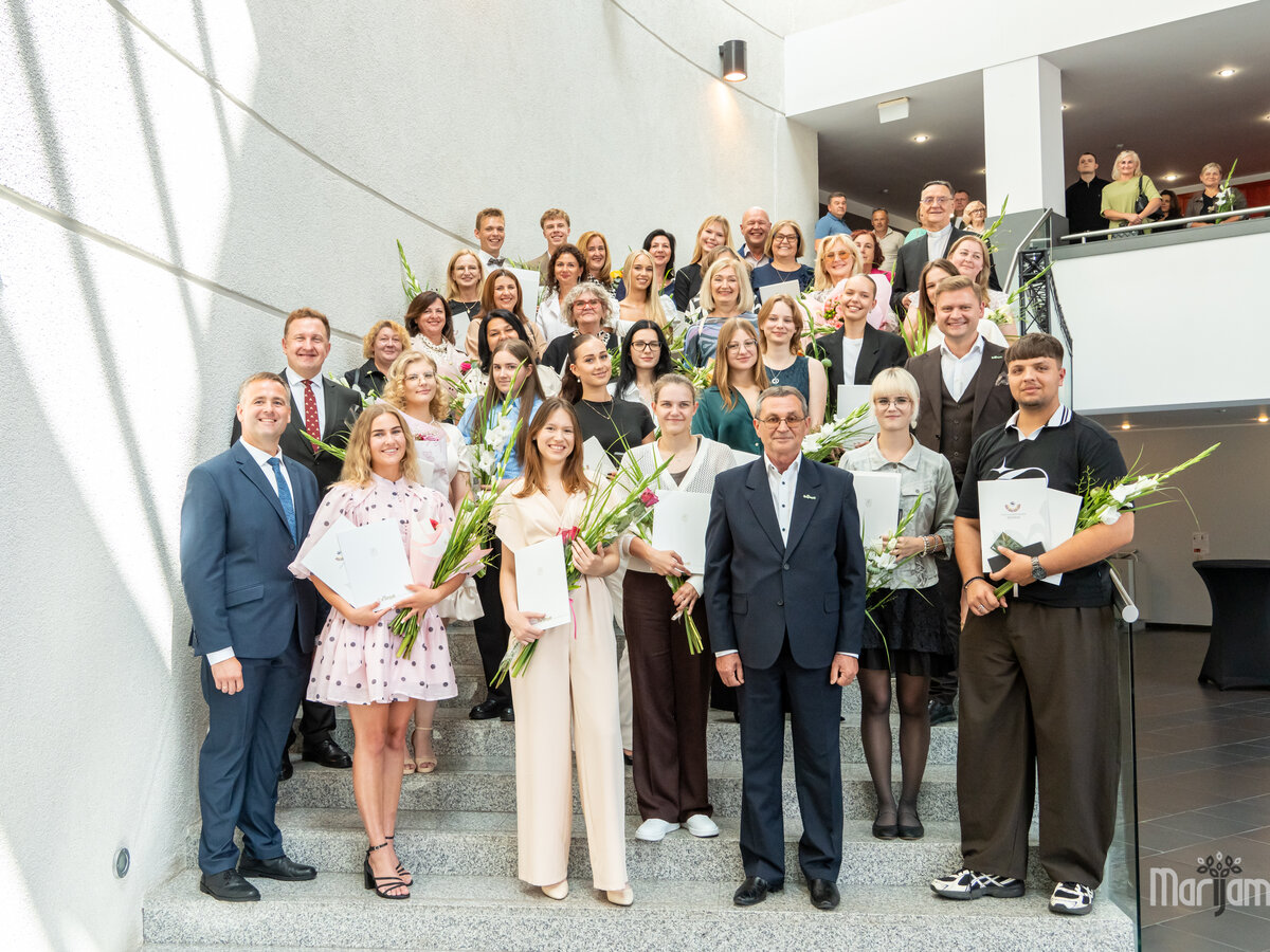 Marijampolė didžiuojasi: pagerbti aukščiausius įvertinimus pelnę abiturientai ir jų mokytojai