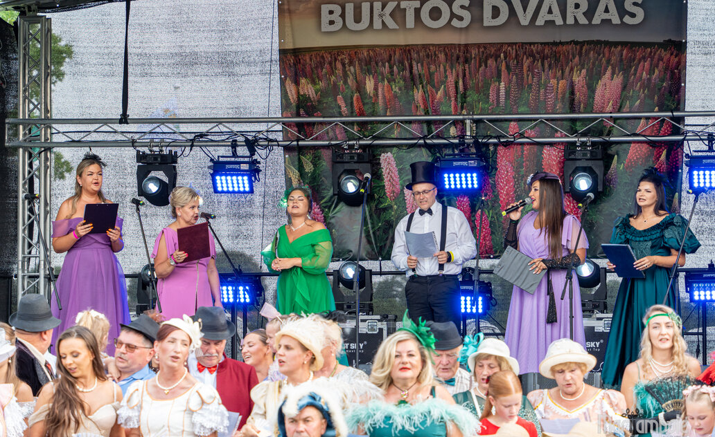 Dvaro ponios, bajorai ir muzika po atviru dangumi – nuaidėjo Buktos šventė