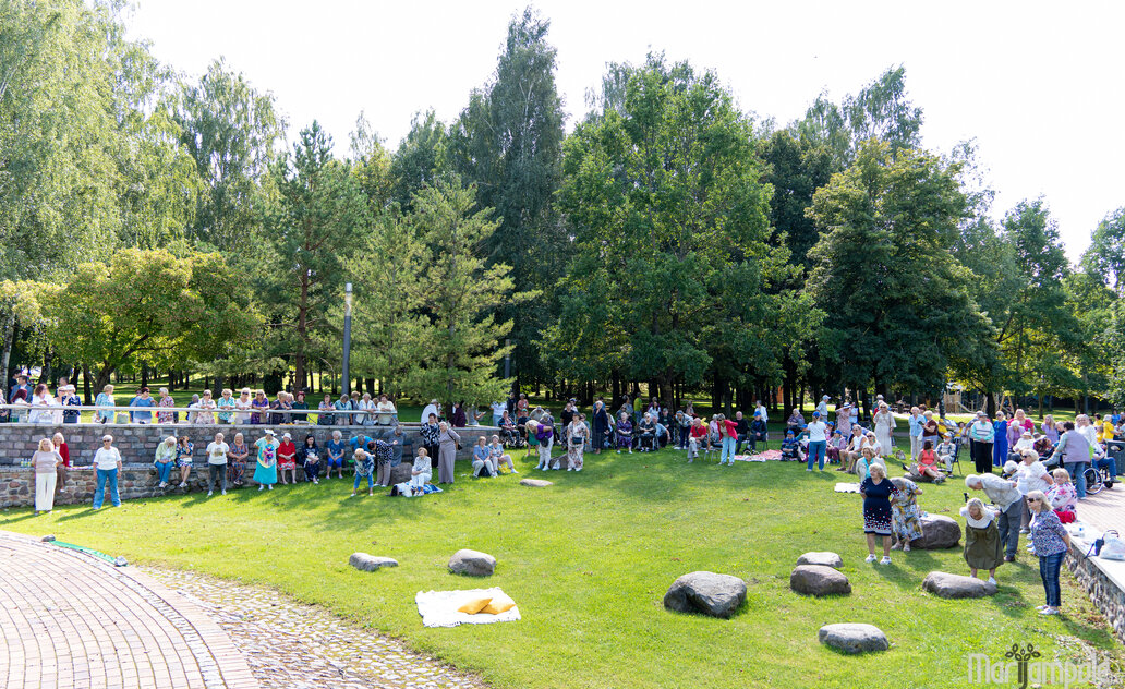 Senjorų piknike – daug šypsenų, muzikos ir nuoširdaus buvimo kartu