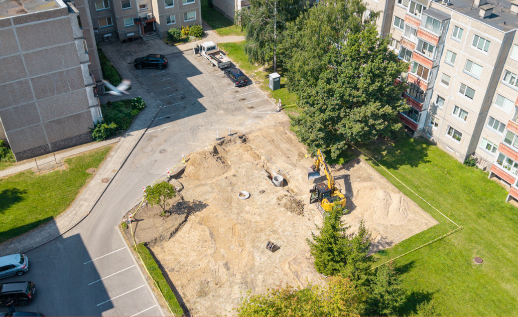 Prasidėjo automobilių stovėjimo aikštelės atnaujinimo darbai J. Ambrazevičiaus–Brazaičio g. 19