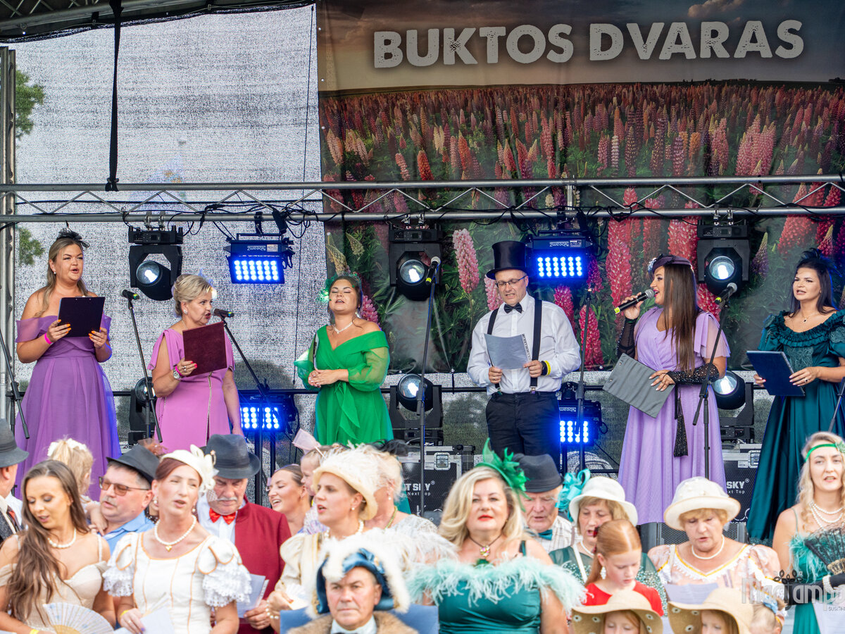 Dvaro ponios, bajorai ir muzika po atviru dangumi – nuaidėjo Buktos šventė