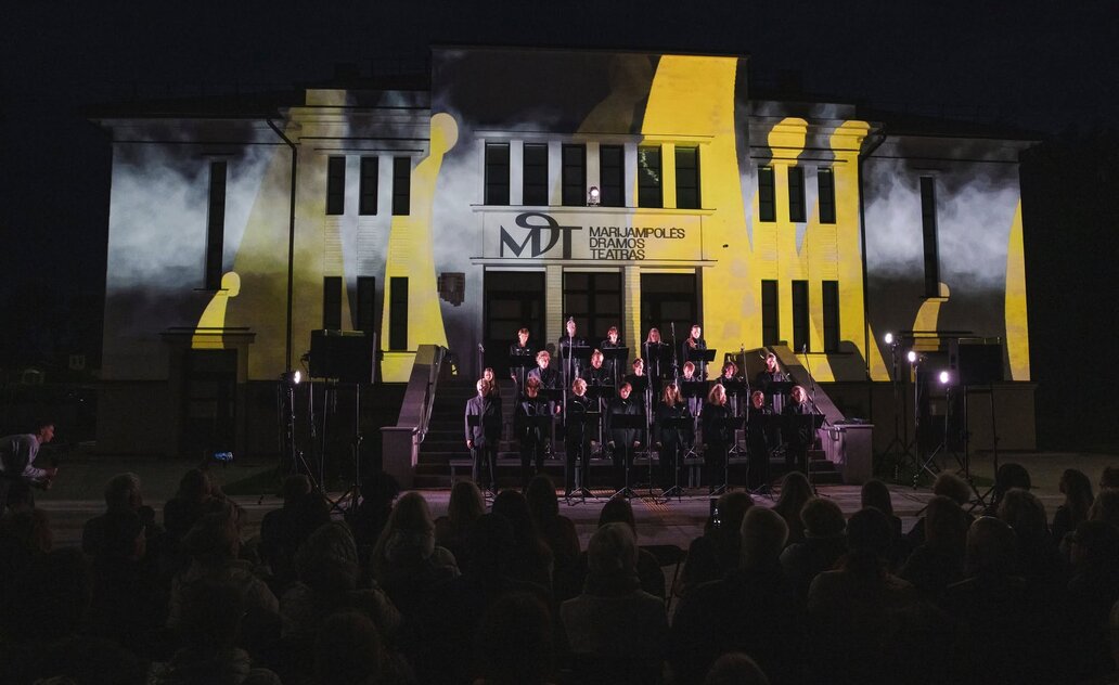 Įspūdingu reginiu Marijampolės dramos teatras pradėjo naująjį sezoną