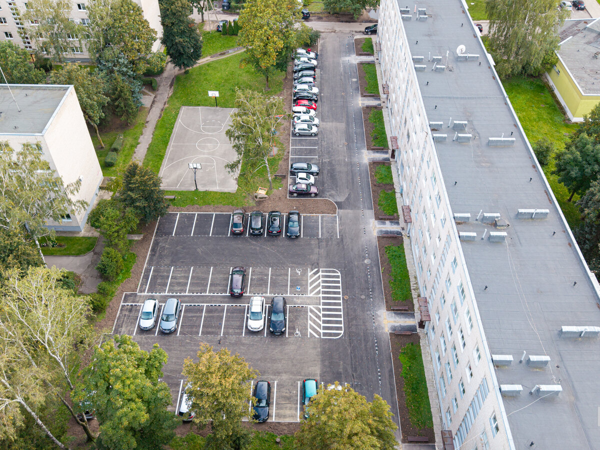 Marijampolėje aikštelių atnaujinimas juda pirmyn – atnaujintos dar 4 automobilių stovėjimo aikštelės