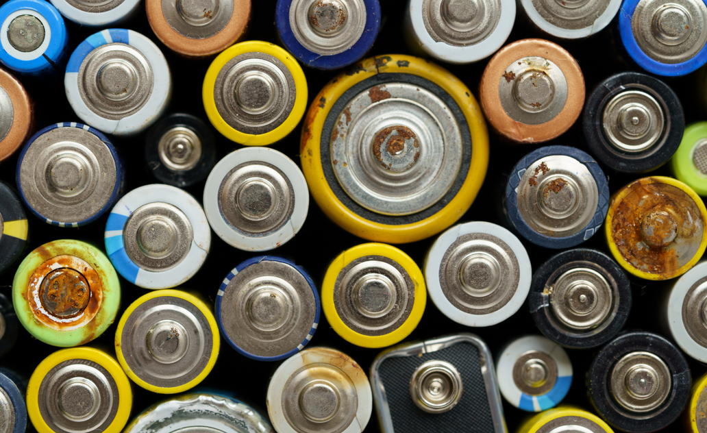 Netinkamai išmestos baterijos ir smulki elektronika gali sukelti gaisrą