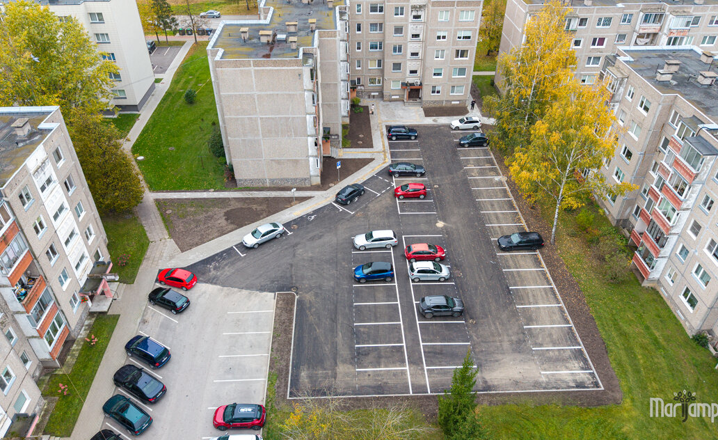 Dar dviejuose Marijampolės daugiabučių kiemuose – atnaujintos automobilių stovėjimo aikštelės