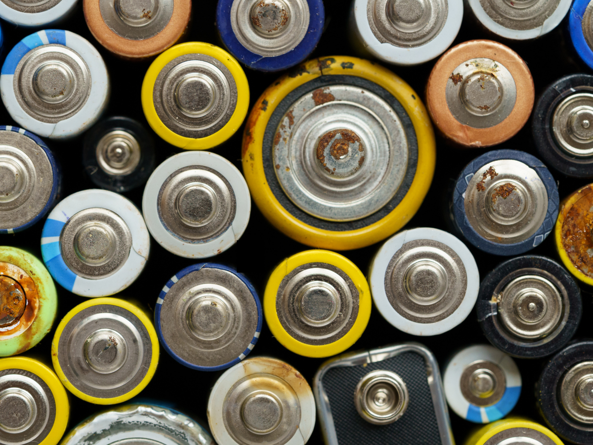 Netinkamai išmestos baterijos ir smulki elektronika gali sukelti gaisrą