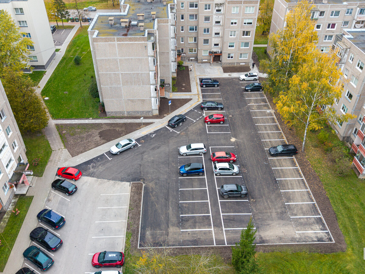Dar dviejuose Marijampolės daugiabučių kiemuose – atnaujintos automobilių stovėjimo aikštelės