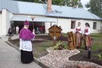 Vyskupas emeritas šventina angelo skulptūrą
