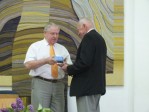 Administracijos direktorius M.Ražinskas įteikia mobilųjį telefoną Kumelionių seniūnaičiui v. Barauskui