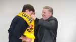 Firminį šaliką R. Ledesmai uždeda vicemeras A. Žvaliauskas