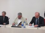 Sutartį pasirašo A. Bajoras