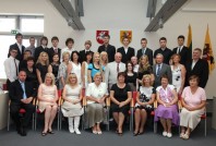 2011 m.Geriausi abiturientai, mokytojai, savivaldybės meras V. Brazys, mero pavaduotojas S. Valančius, LR Seimo narys A. Mitrulevičius